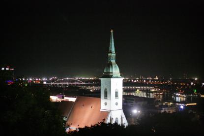 Szent Korona a Szent Márton dóm csúcsán